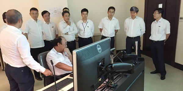 Chủ tịch Đinh Việt Thắng kiểm tra sản phẩm mẫu thiết kế bàn điều hành bay (console)